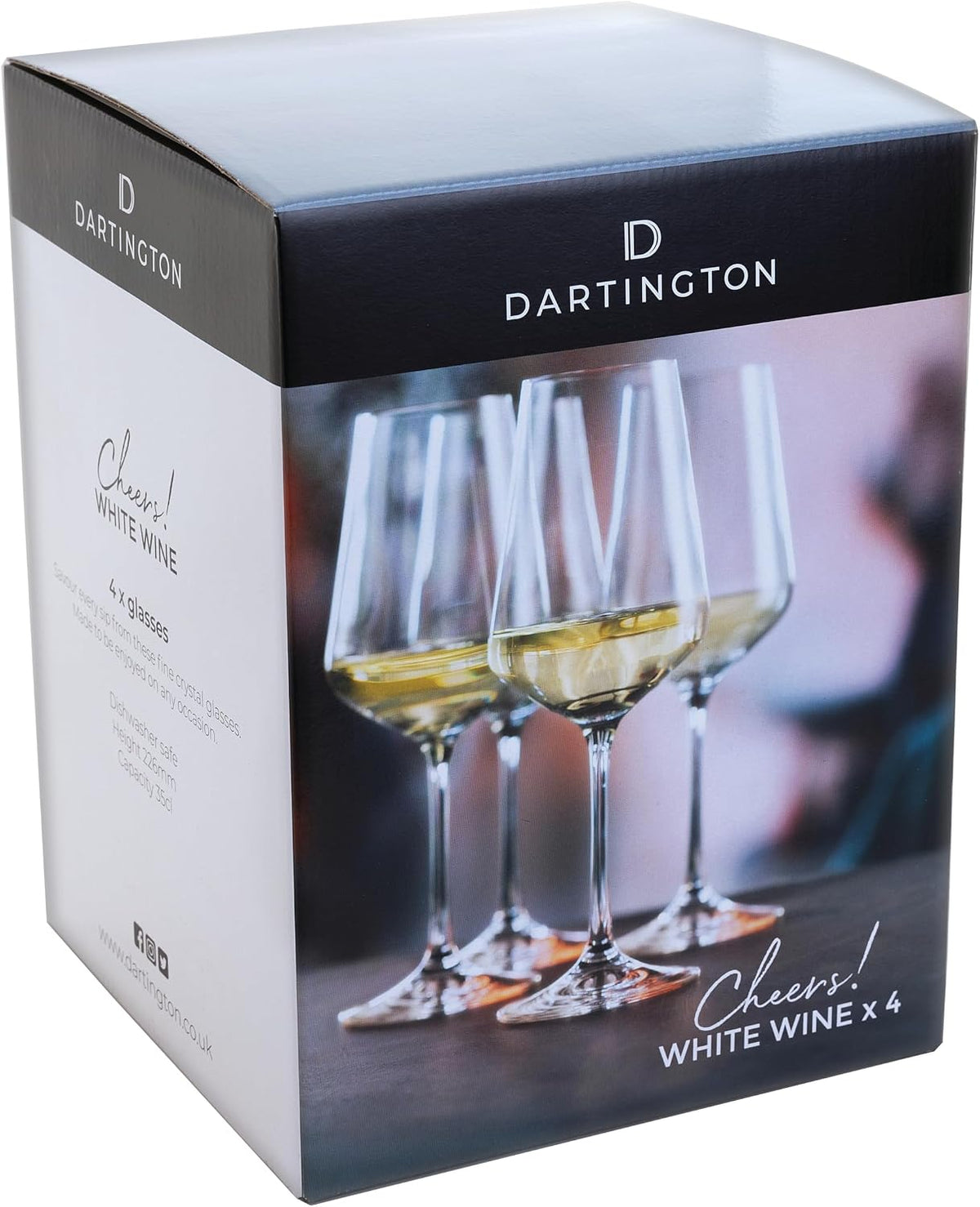 Verres à vin en situation sur une table